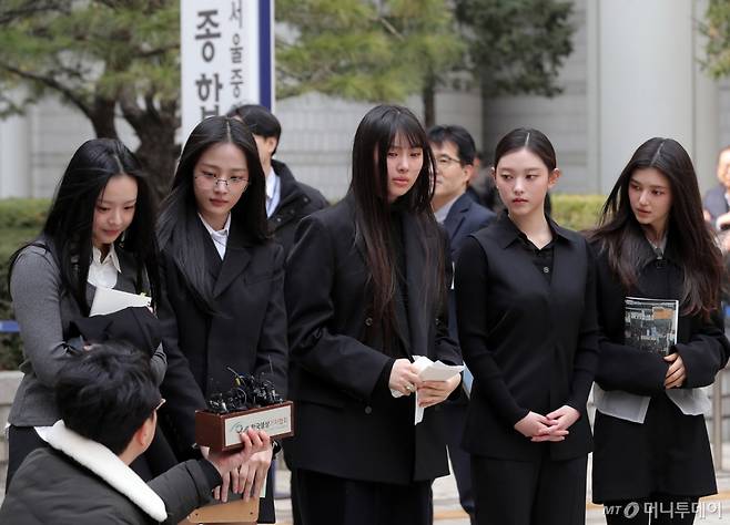 어도어가 뉴진스(NJZ) 멤버들을 상대로 제기한 '기획사 지위보전 및 광고계약 체결 등 금지 가처분' 첫 심문기일이 7일 오전 서울 서초구 중앙지방법원에서 열린 가운데 걸그룹 뉴진스가 입장을 밝히고 있다. 2025.03.07 /사진=김창현 chmt@