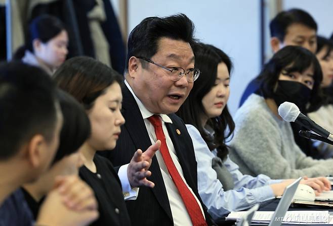 주형환 저출산고령사회위원회 부위원장이 지난 2월 26일 오전 서울 중구 세종대로 한국프레스센터 매화홀에서 2025년 저출산고령사회위원회 기자간담회를 하고 있다/사진=뉴스1 /사진=(서울=뉴스1) 박정호 기자