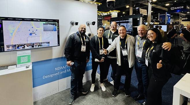최은수 인텔리빅스 대표이사(왼쪽에서 네번째)가 4일 미국 라스베이거스에서 열린 'ISC West 2025' 전시회 부스에서 참관객들과 기념사진을 촬영하고 있다./사진제공=인텔리빅스