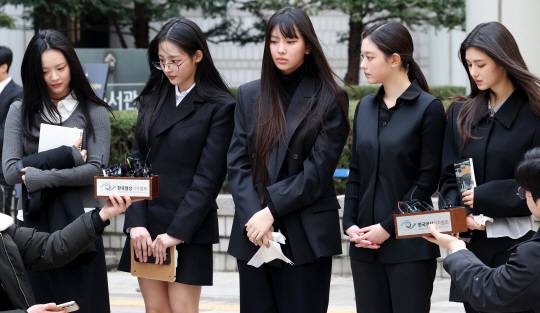 그룹 ‘뉴진스’(새 활동명 NJZ) 멤버들이 지난달 7일 서울 서초구 서울중앙지방법원에서 열린 어도어의 뉴진스 상대 기획사 지위보전 및 광고계약 체결 등 금지 가처분 심문기일을 마친 후 취재진 질의에 답하고 있다. 뉴시스.