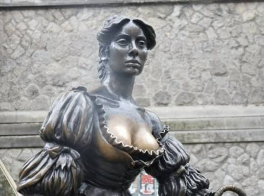 아일랜드 더블린에 세워진 몰리 말론 동상. SNS 캡처