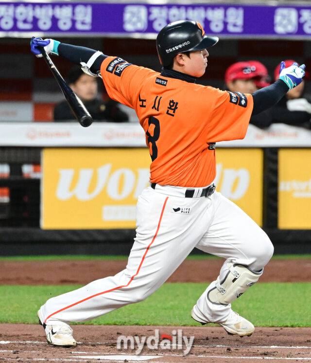 2025년 3월 28일 오후 대전 한화생명 볼파크에서 진행된 '2025 신한 SOL뱅크 KBO 리그' KIA 타이거즈와 한화 이글스의 경기. 한화 노시환이 2회말 선두타자로 나와 3루수 직선타를 치고 있다./마이데일리