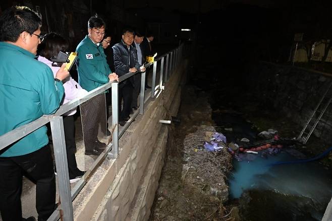 안산천 상류에 파란색 수성페인트가 유출된 모습. [안산시 제공]