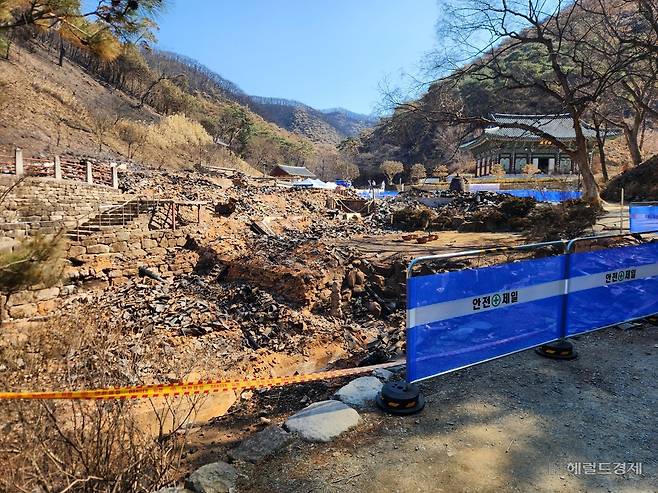 지난 2일 경북 의성 고운사 가운루와 연수전 등 주요 건물의 터. 모두 전소돼 터만 남았다. 의성=이영기 기자.