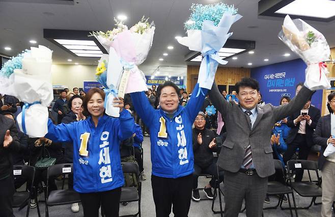 [아산=뉴시스] 박우경 기자 = 4.2 충남 아산시장 재보궐선거에서 당선된 더불어민주당 오세현 당선인이 환호하고 있다. 2025.4.2 spacedust1@newsis.com *재판매 및 DB 금지