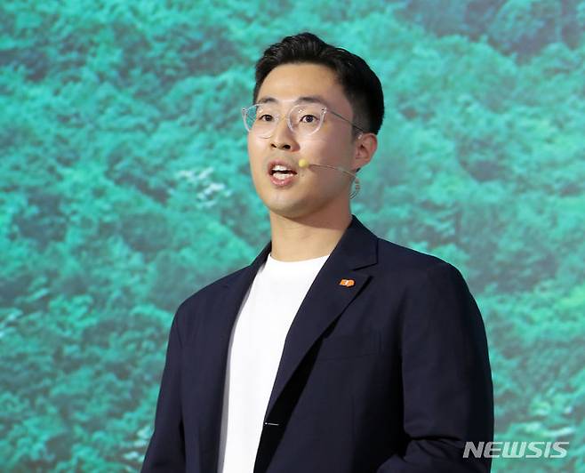 [서울=뉴시스] 김금보 기자 = 김정수 삼양라운드스퀘어 부회장의 장남인 전병우   삼양라운드스퀘어(전략총괄)상무가 서울 종로구 누디트 익선에서 열린 삼양라면 출시 60주년 기념 비전선포식에서 발표를 하고 있다. 2023.09.15. kgb@newsis.com