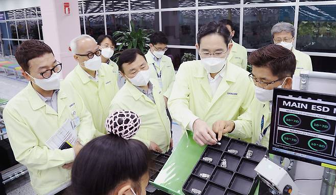 [서울=뉴시스] 이재용(왼쪽 두번째) 삼성전자 회장이 22일(현지시간) 베트남 하노이의 삼성전자 법인(SEV)을 방문해 스마트폰 생산 공장을 점검하고 있다. (사진=삼성전자 제공) 2022.12.23. photo@newsis.com *재판매 및 DB 금지