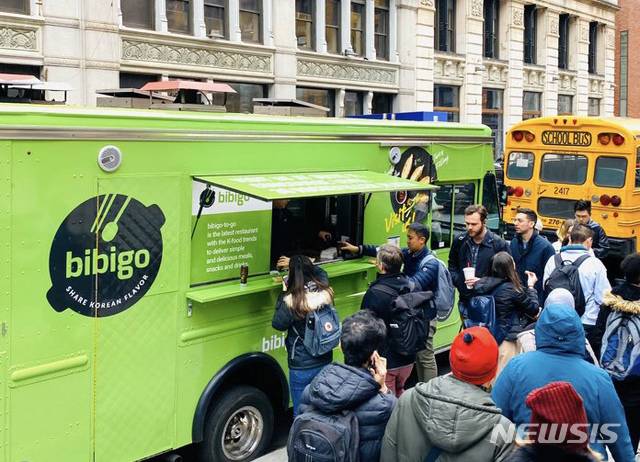 [서울=뉴시스] CJ제일제당이 지난 5일(현지시간 기준) 미국 뉴욕 맨해튼에 위치한 뉴욕대 앞에서 비비고 푸드트럭을 운영했다.