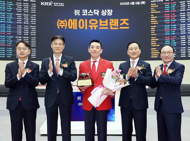 (왼쪽 세번째)상장식에 참여한 김지훈 에이유브랜즈 대표이사. (사진=한국거래소 제공) *재판매 및 DB 금지