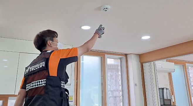 [곡성=뉴시스] 스프링클러 점검 모습. (사진=곡성군청 제공). photo@newsis.com *재판매 및 DB 금지