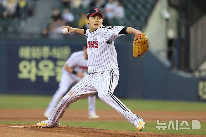 [서울=뉴시스] 프로야구 LG 트윈스 임찬규가 3월26일 잠실구장에서 열린 2025 신한 쏠뱅크 KBO리그 한화 이글스와의 경기에서 투구를 하고 있다. (사진=LG 트윈스 제공) 2025.03.26.