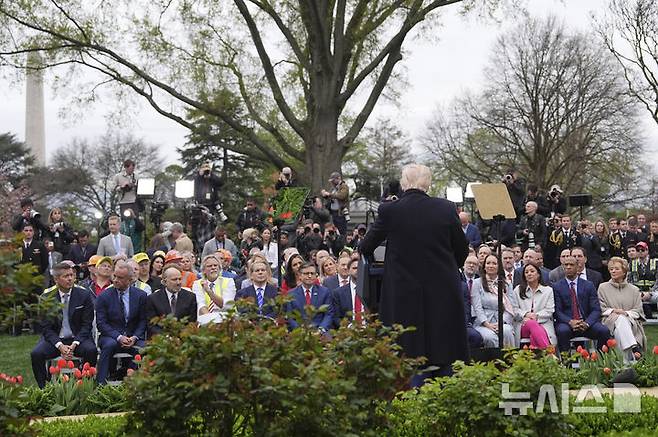 [워싱턴=AP/뉴시스] 도널드 트럼프 미국 대통령이 2일 백악관 로즈 가든에서 '상호 관세'를 발표하고 있다. 2025.04.03.