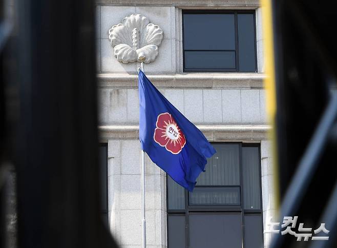 윤석열 대통령 탄핵심판 선고를 하루 앞둔 3일 서울 종로구 헌법재판소 깃발이 펄럭이고 있다. 황진환 기자