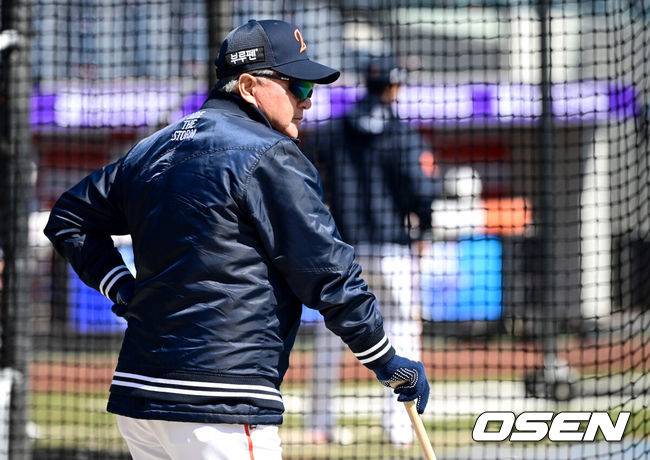 [OSEN=대전, 최규한 기자] 한화 김경문 감독이 선수들의 훈련을 지켜보고 있다. 2025.03.30 / dreamer@osen.co.kr