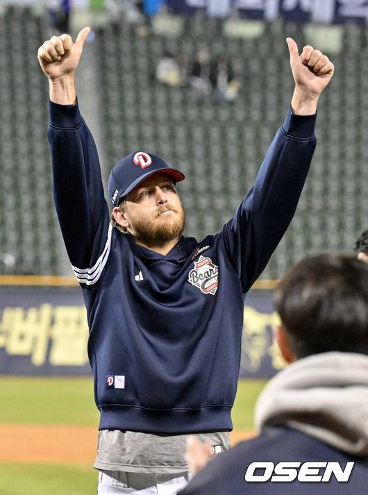 [OSEN=잠실, 조은정 기자]콜어빈과 후라도의 명품 투수전 승자는 강승호의 천금 3루타를 등에 업은 두산 베어스였다.&nbsp;프로야구 두산 베어스는 28일 서울 잠실구장에서 열린 2025 신한 SOL뱅크 KBO리그 삼성 라이온즈와의 시즌 첫 맞대결에서 2-0으로 승리했다.&nbsp;두산 콜어빈이 팬들을 향해 엄지를 보내고 있다. 2025.03.28 /cej@osen.co.kr