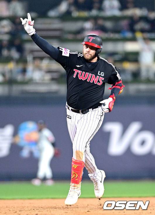 [OSEN=수원, 최규한 기자] 3일 오후 경기도 수원 KT위즈파크에서 ‘2025 신한 SOL Bank KBO리그’ KT 위즈와 LG 트윈스의 경기가 열렸다.홈팀 KT는 헤이수스, 방문팀 LG는 임찬규를 선발로 내세웠다.5회초 1사 주자없는 상황 LG 오스틴이 달아나는 중월 솔로포를 날리고 그라운드를 돌며 세리머니를 펼치고 있다. 2025.04.03 / dreamer@osen.co.kr