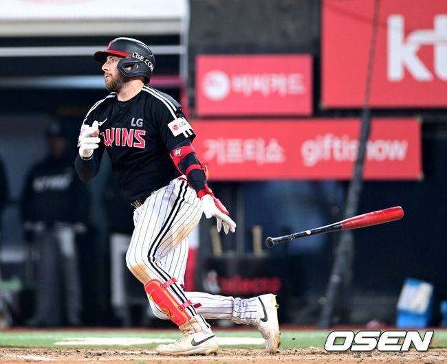 [OSEN=수원, 최규한 기자] 3일 오후 경기도 수원 KT위즈파크에서 ‘2025 신한 SOL Bank KBO리그’ KT 위즈와 LG 트윈스의 경기가 열렸다.홈팀 KT는 헤이수스, 방문팀 LG는 임찬규를 선발로 내세웠다.5회초 1사 주자없는 상황 LG 오스틴이 달아나는 중월 솔로포를 날리고 있다. 2025.04.03 / dreamer@osen.co.kr