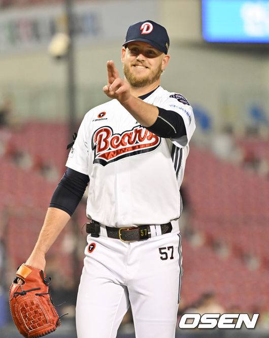 [OSEN=잠실, 박준형 기자] 3일 오후 서울 잠실구장에서 ‘2025 신한 SOL BANK KBO리그’ 두산 베어스와 키움 히어로즈의 경기가 진행됐다. 이날 경기에 두산은 콜어빈을, 키움은 로젠버그를 선발투수로 내세웠다.4회초 이닝종료 후 두산 선발투수 콜 어빈이 미소 짓고 있다 2025.04.03 / soul1014@osen.co.kr