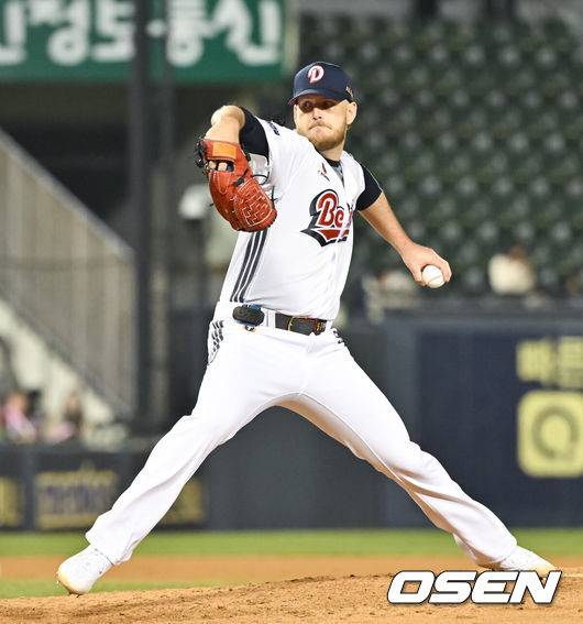 [OSEN=잠실, 박준형 기자] 3일 오후 서울 잠실구장에서 ‘2025 신한 SOL BANK KBO리그’ 두산 베어스와 키움 히어로즈의 경기가 진행됐다. 이날 경기에 두산은 콜어빈을, 키움은 로젠버그를 선발투수로 내세웠다.6회초 두산 선발투수 콜 어빈이 역투하고 있다.  2025.04.03 / soul1014@osen.co.kr