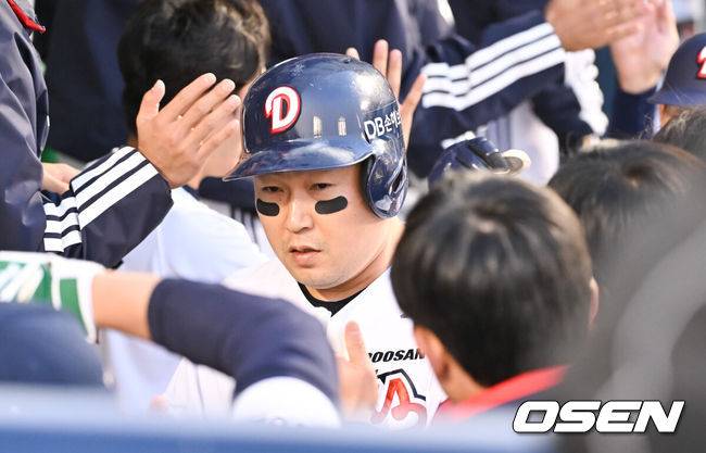 [OSEN=잠실, 박준형 기자] 3일 오후 서울 잠실구장에서 ‘2025 신한 SOL BANK KBO리그’ 두산 베어스와 키움 히어로즈의 경기가 진행됐다. 이날 경기에 두산은 콜어빈을, 키움은 로젠버그를 선발투수로 내세웠다.1회말 2사 1,2루 두산 양의지가 선취 3점 홈런을 날리고 동료들의 축하를 받고 있다.  2025.04.03 / soul1014@osen.co.kr