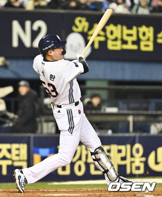 [OSEN=잠실, 박준형 기자] 3일 오후 서울 잠실구장에서 ‘2025 신한 SOL BANK KBO리그’ 두산 베어스와 키움 히어로즈의 경기가 진행됐다. 이날 경기에 두산은 콜어빈을, 키움은 로젠버그를 선발투수로 내세웠다.6회말 1사 두산 양석환이 안타를 날리고 있다.  2025.04.03 / soul1014@osen.co.kr