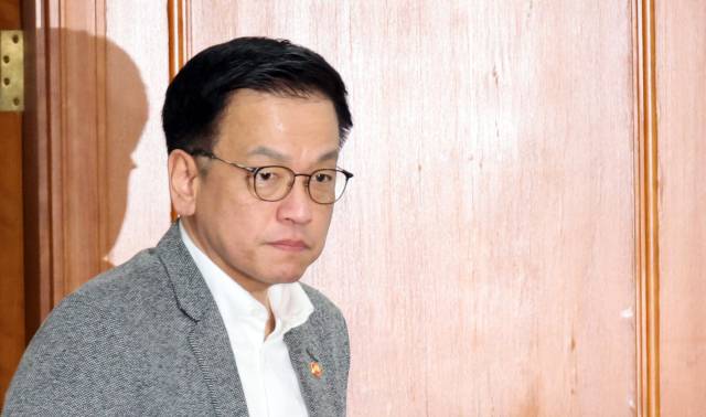 ▲최상목 부총리 겸 기획재정부 장관이 지난달 30일 정부서울청사에서 긴급현안 관련 경제관계 장관 간담회에 입장하고 있다. ⓒ연합뉴스