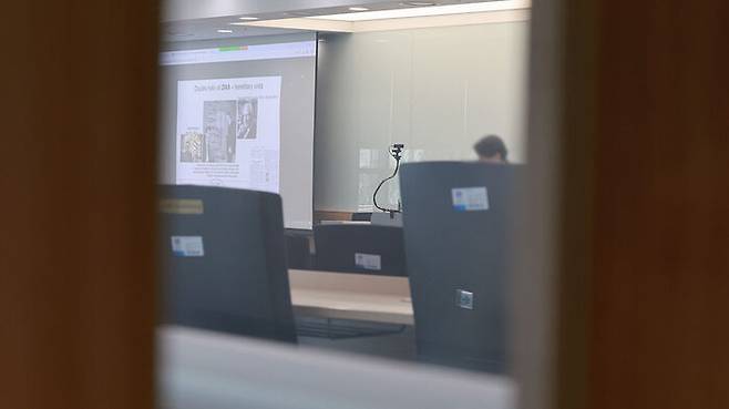 전국 대부분 의과대학으로 의대생들이 복귀한 가운데 1일 서울 시내 한 의대 강의실에서 교수가 온라인 강의를 진행하고 있다. (사진=연합뉴스)