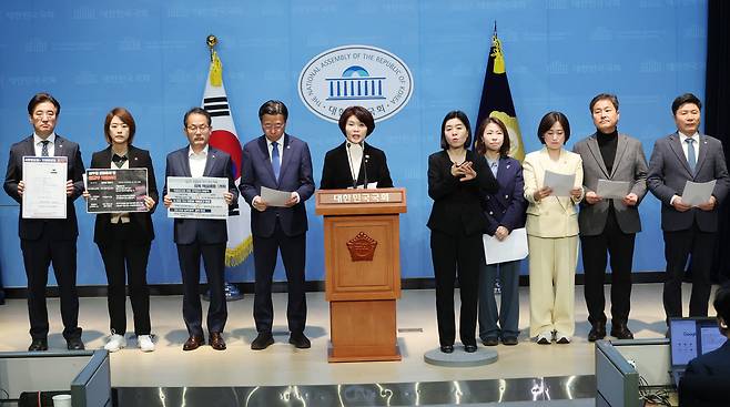 더불어민주당 한정애·백승아 의원 등 '심우정 검찰총장 자녀 채용비리 진상조사단' 참여 의원들이 3일 서울 여의도 국회 소통관에서 외교부의 특혜 제공 의혹을 제기하는 기자회견을 하고 있다. 연합뉴스