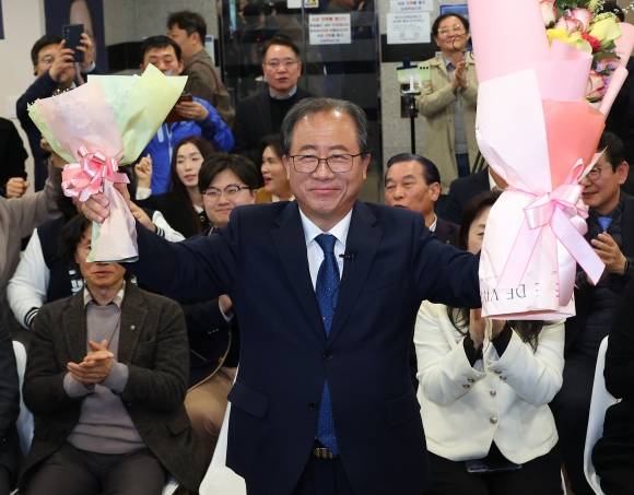 김석준 부산시교육감 후보가 2일 오후 부산 부산진구 선거사무소에서 당선이 유력하자 꽃다발을 들고 지지자들에게 인사하고 있다. 연합뉴스