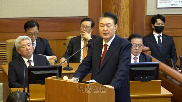 윤석열 대통령이 지난 2월 25일 서울 종로구 헌법재판소에서 열린 탄핵심판 11차 변론에서 최종 의견 진술을 하고 있다.  헌법재판소 제공