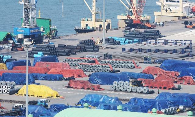 미국이 3일부터 부과하는 수입산 자동차 25% 관세를 앞두고 1일 경기도 평택항에 철강 제품이 쌓여 있다. 연합뉴스