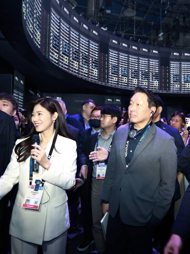 최태원 SK 회장이 1월 8일(현지시간) 미국 라스베이거스 컨벤션센터에서 진행되고 있는 'CES 2025' 현장을 방문해 SK 전시관을 둘러보고 있다. 사진제공=SK