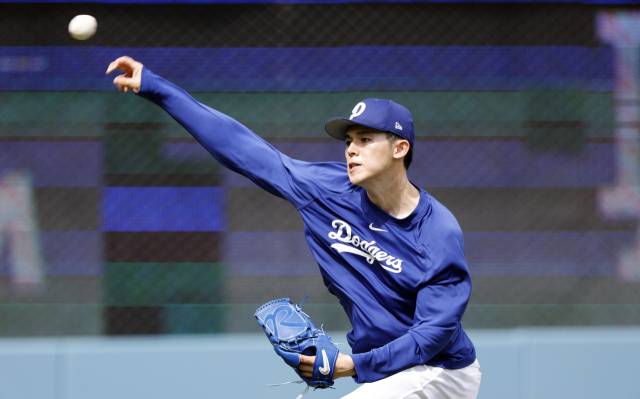 2일 미국 로스앤젤레스 다저스타디움에서 어깨를 푸는 사사키 로키. AP연합뉴스