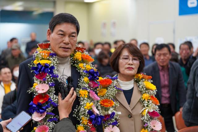 4·2 재보궐선거 전남 담양군수 재선거에서 당선된 조국혁신당 정철원 후보가 2일 오전 선거사무소에서 지지자들과 함께 기쁨을 나누고 있다. 조국혁신당은 정 후보의 당선으로 최초로 지방자치단체장을 배출하게 됐다. 담양=연합뉴스