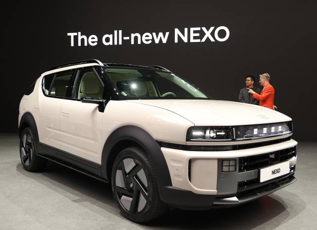 3일 경기도 고양시 킨텍스에서 열린 ‘2025 서울 모빌리티쇼 미디어데이’ 행사에서 사이먼 로스비(오른쪽) 현대차 현대디자인센터장 전무가 ‘디 올 뉴 넥쏘’를 살펴보고 있다. 연합뉴스