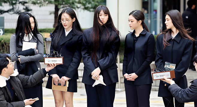 걸그룹 뉴진스(NJZ)가 지난달 7일 서울 서초구 서울중앙지방법원에서 열린 ‘기획사 지위보전 및 광고계약 체결 등 금지’ 가처분 신청의 심문기일을 마친 뒤 법원 청사를 나서며 취재진 질문에 답하고 있다. 왼쪽부터 하니, 민지, 혜인, 해린, 다니엘. 사진 연합뉴스