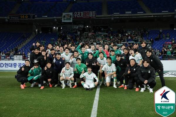 ▲ 대전 하나시티즌은 리그 초반 1위를 달리고 있다. 황선홍 감독은 얌전하게 뛰는 것을 원하지 않는다. ⓒ한국프로축구연맹