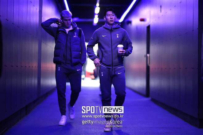 ▲ 토트넘의 전 감독 해리 레드냅은 최근 발언에서 “손흥민을 대체하는 것은 쉽지 않다. 그는 여전히 환상적인 선수이고, 팀에 줄 수 있는 것이 많다”며 입장을 바꿨다. 과거 손흥민을 주장으로 부적절하다고 비판했던 그는, 손흥민의 꾸준한 활약을 다시 인정한 셈이다.