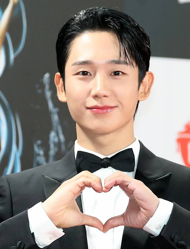 (서울=뉴스1) 권현진 기자 = 배우 정해인이 29일 서울 영등포구 여의도 KBS홀에서 열린 제45회 청룡영화상 시상식에 참석해 포즈를 취하고 있다. 2024.11.29/뉴스1  Copyright (C) 뉴스1. All rights reserved. 무단 전재 및 재배포,  AI학습 이용 금지. /사진=(서울=뉴스1) 권현진 기자