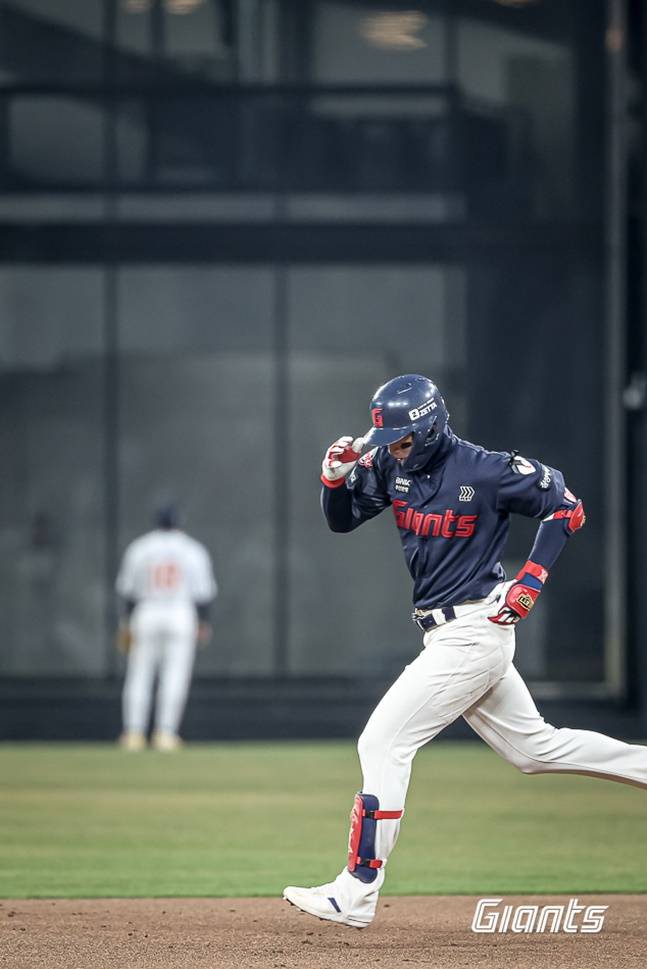 롯데 윤동희가 2일 대전 한화전에서 2회초 우월 솔로포를 기록한 후 그라운드를 돌고 있다. 그의 뒤로 한화생명 볼파크의 '몬스터 월'이 보인다. /사진=롯데 자이언츠 제공