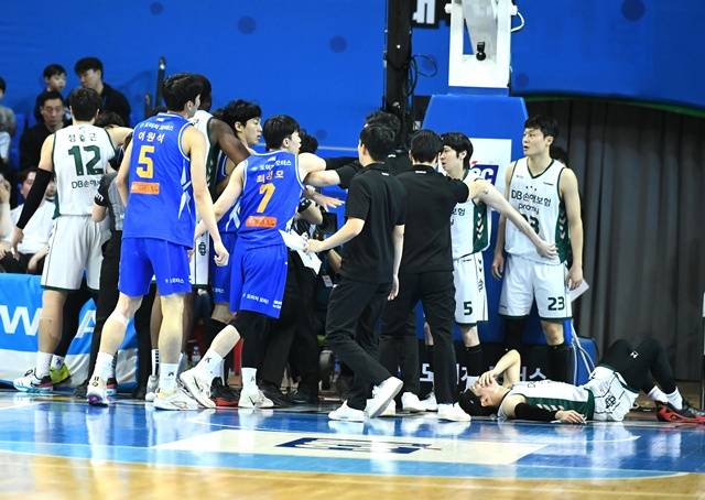 지난달 30일 서울 삼성-원주 DB 경기에 발생한 난투극. /사진=KBL 제공