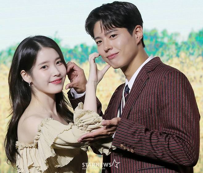 배우 이지은(아이유), 박보검이 5일 오전 서울 영등포구 여의도동 콘래드 서울에서 진행된 넷플릭스 시리즈 '폭싹 속았수다' 제작발표회에 참석해 포즈를 취하고 있다.  '폭싹 속았수다'는 제주에서 태어난 '요망진 반항아' 애순이(아이유 분)와 '팔불출 무쇠' 관식이(박보검 분)의 모험 가득한 일생을 사계절로 풀어낸 넷플릭스 시리즈다. 오는 7일 공개. 2025.03.05 /사진=김창현 chmt@