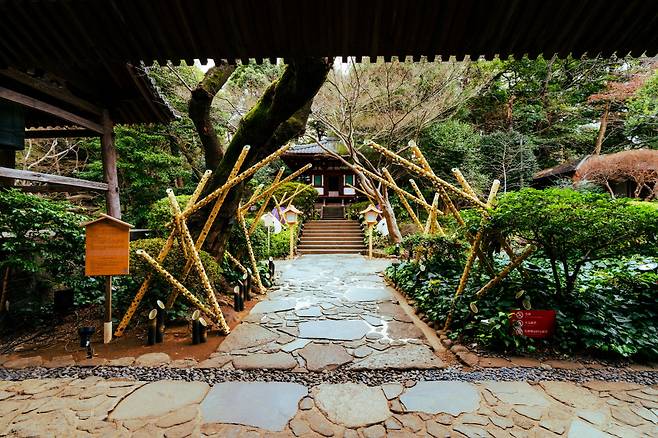 관음당, 종루 등 역사적 유적지가 정원의 아름다움을 더한다