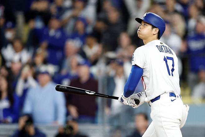 3일 미국 캘리포니아주 로스앤젤레스의 다저스타디움에서 열린 2025 미국프로야구 메이저리그 애틀랜타 브레이브스와 LA 다저스의 경기, 다저스가 오타니 쇼헤이의 끝내기 홈런에 힘입어 6:5 승리를 거두고 개막 8연승을 질주했다. 9회말 1사 오타니가 끝내기 홈런을 날리고 있다. AFP 연합뉴스