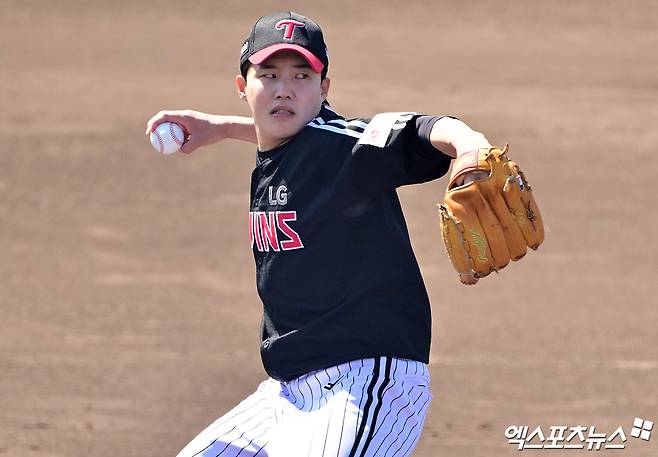 LG 투수 임찬규는 3일 수원 KT위즈파크에서 열린 '2025 신한 SOL Bank KBO 리그' KT와 시즌 두 번째 맞대결에서 선발 등판했다. 5⅔이닝 1실점으로 시즌 2승(무패)을 챙겼다. 엑스포츠뉴스 DB