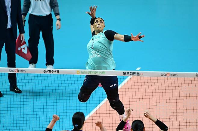 공격하는 GS칼텍스의 실바(중앙) [한국배구연맹 제공. 재판매 및 DB 금지]