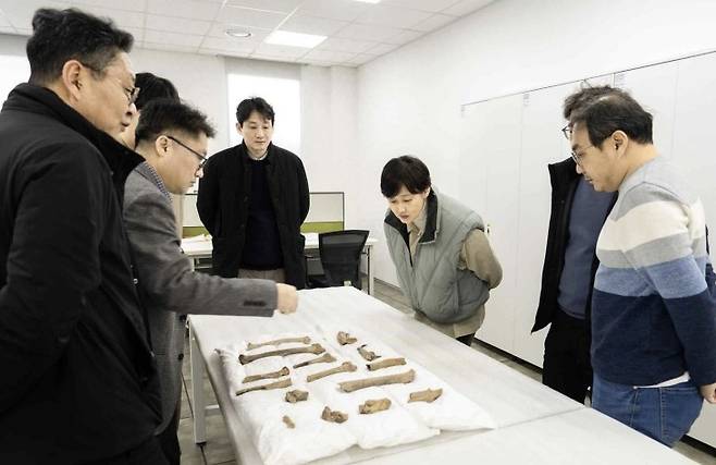 곰 뼈를 살펴보는 관계자들 [국립경주문화유산연구소 제공. 재판매 및 DB 금지]
