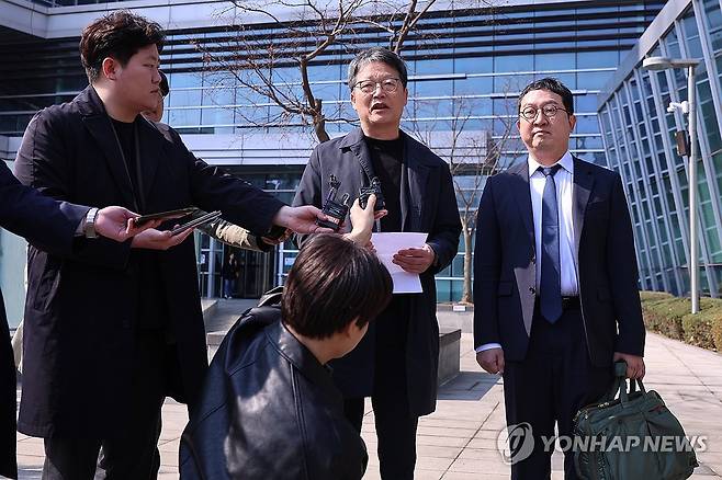 신동호 사장 임명 집행정지 신청 입장 밝히는 김유열 EBS 사장 (서울=연합뉴스) 서대연 기자 = 김유열 EBS 현 사장이 3일 서울 서초구 서울행정법원에서 열리는 신동호 사장 임명 집행정지 신청 심문기일에 출석하며 취재진에 입장을 밝히고 있다.
    김 사장은 방송통신위원회가 지난달 26일 신동호 사장 임명 동의 건을 의결하자 27일 임명 집행정지 가처분과 임명 무효소송을 제기했다. 2025.4.3 dwise@yna.co.kr