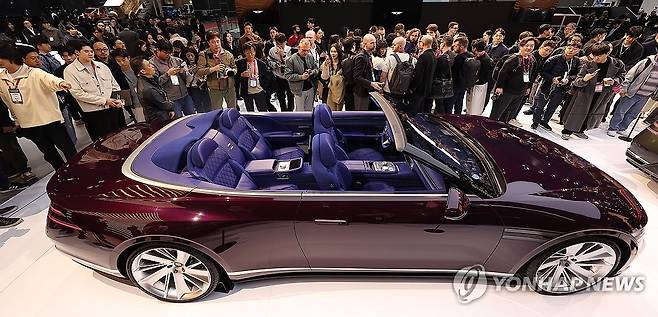 제네시스 콘셉트카 '엑스 그란 컨버터블' (고양=연합뉴스) 김성민 기자 = 3일 경기도 고양시 킨텍스에서 열린 '2025 서울모빌리티쇼 미디어 브리핑' 행사에서 관람객들이 콘셉트카 '엑스 그란 컨버터블'을 둘러보고 있다. 2025.4.3 ksm7976@yna.co.kr