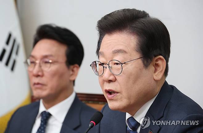 최고위원회의 참석한 이재명 대표 (서울=연합뉴스) 박동주 기자 = 더불어민주당 이재명 대표가 17일 서울 여의도 국회에서 열린 최고위원회의에서 발언하고 있다. 2025.3.17 pdj6635@yna.co.kr